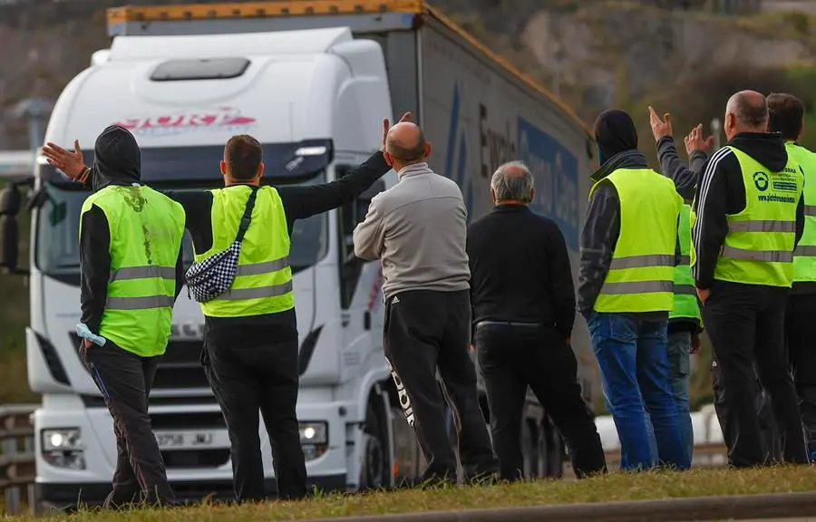Piquetes en el acceso de camiones al Puerto de Bilbao, en una imagen del pasado lunes. EFE/Miguel To&ntilde;a
