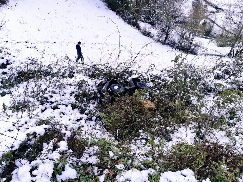 Los bomberos del 112 han rescatado este domingo a un ganadero de Vega de Li&eacute;bana que ha resultado herido al salirse de la v&iacute;a con un quad .