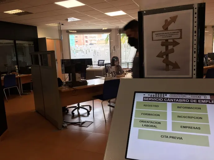 Una persona en la oficina del paro de Torrelavega. / ALERTA