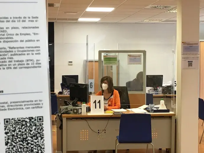 Una trabajadora en la oficina del paro de Torrelavega. / ALERTA