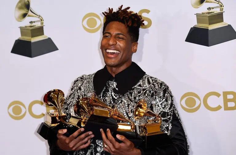Jon Batiste se corona con cinco grammys con el &aacute;lbum del a&ntilde;o.