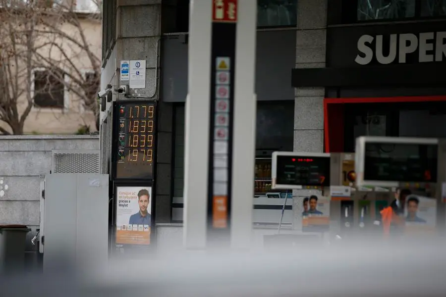Un panel muestra el precio de los distintos combustibles en una gasolinera de Madrid, en una imagen de archivo. EFE/ Diego Fern&aacute;ndez