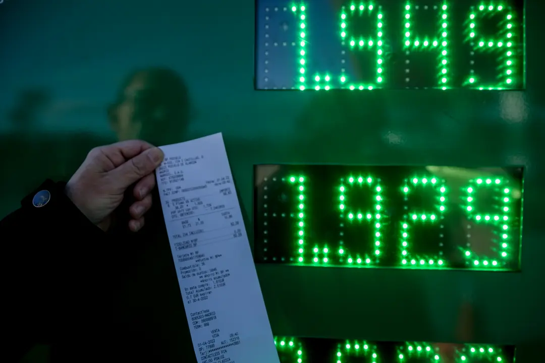 Una persona muestra el ticket del precio de su gasolina en una gasolinera el d&iacute;a en que ha entrado en vigor la rebaja de 20 c&eacute;ntimos en el litro de la gasolina. / Ricardo Rubio / Europa Press