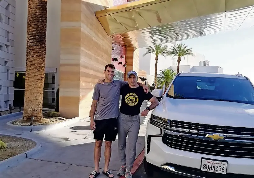 Aclimatados a la rutina de Las Vegas. Sergio Garc&iacute;a y su entrenador V&iacute;ctor Iglesias cumplieron ayer su segundo d&iacute;a en Las Vegas, donde por la ma&ntilde;ana realizaron un ligero entrenamiento para mantener bajo control el peso y no llevarse sorpresas el viernes en la b&aacute;scula. A &uacute;ltima hora de la ma&ntilde;ana, por la noche ya en Cantabria, el boxeador tuvo su primer encuentro con los medios de comunicaci&oacute;n mediante &lsquo;Zoom&rsquo;, ya que la rueda de prensa oficial  con los boxeadores presentes ser&aacute; ma&ntilde;ana jueves. Ten&iacute;an previsto pasar la tarde tranquilamente conociendo la ciudad, algo que podr&aacute;n seguir haciendo, cuando no tienen obligaciones promocionales.