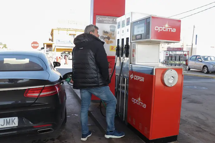 Una persona reposta gasolina en su veh&iacute;culo en una gasolinera el d&iacute;a en que ha entrado en vigor la rebaja de 20 c&eacute;ntimos en el litro de la gasolina, a 1 de abril de 2022, en Albacete, Castilla-La Mancha (Espa&ntilde;a). Desde hoy, 1 de abril, se aplica la bonificaci&oacute;n m&iacute;nima de 20 c&eacute;ntimos por litro de combustible para todos los ciudadanos en el territorio espa&ntilde;ol. Del total de la bonificaci&oacute;n, el Estado asumir&aacute; 15 c&eacute;ntimos y las petroleras un m&iacute;nimo de 5 c&eacute;ntimos. Una medida puesta en marcha por el Gobierno hasta el pr&oacute;ximo 30 de junio tras un pacto con los transportistas, como parte del llamado Plan de Respuesta al impacto de la guerra en Ucrania.
01 ABRIL 2022;GASOLINA;DESCUENTO;20 CENTIMOS
Ra&uacute;l Fraile / Europa Press
01/4/2022