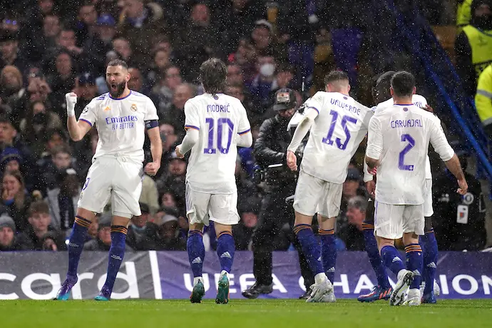 El jugador del Real Madrid Karim Benzema (I) celebra el primer gol de su equipo con sus compa&ntilde;eros durante el partido de f&uacute;tbol de ida de los cuartos de final de la UEFA Champions League entre el Chelsea y el Real Madrid en Stamford Bridge. Foto: John Walton/PA Wire/dpa