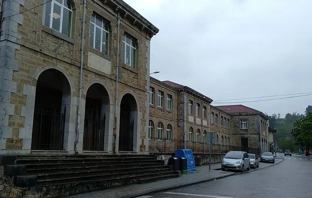 Colegio p&uacute;blico Miguel Primo de Rivera de Ampuero. / ALERTA / ARCHIVo