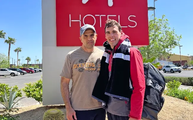El Ni&ntilde;o con su entrenador Victor Iglesias en Las Vegas.