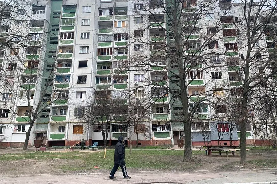 Viviendas da&ntilde;adas en la localidad ucraniana de Chernigov, cuya provincia, la m&aacute;s septentrional de Ucrania y una de las m&aacute;s pobres, fue la puerta de entrada del Ej&eacute;rcito ruso para invadir el centro del pa&iacute;s y llegar a Kiev, la codiciada capital que aspiraban a conquistar. Y tambi&eacute;n ah&iacute; dieron sus &uacute;ltimos coletazos al completar la retirada al norte, hace una semana. Fronteriza con Bielorrusia y Rusia, esta regi&oacute;n de menos de un mill&oacute;n de habitantes ha sido duramente castigada por la guerra, con su modesto tejido industrial hecho trizas, la electricidad y las comunicaciones a&uacute;n sin restablecer y las carreteras de acceso sin limpiar. Adem&aacute;s la ayuda humanitaria all&iacute; llega con cuentagotas.- EFE / Sara G&oacute;mez Armas