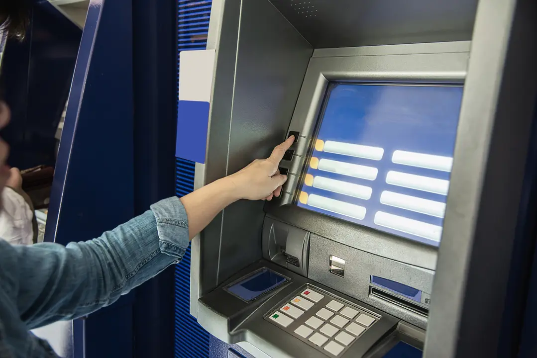 Una persona sacando dinero de un cajero automático. / ALERTA