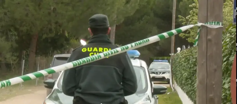 La Guardia Civil durante el registro de &Oacute;scar, en Valladolid.