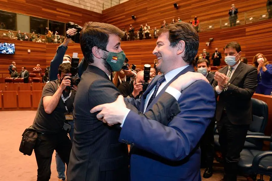 El reelegido presidente de la Junta de Castilla y Le&oacute;n, Alfonso Fern&aacute;ndez Ma&ntilde;ueco, abraza al que ser&aacute; su vicepresidente, Juan Garc&iacute;a-Gallardo (i), de Vox, tras el debate de investidura celebrado este lunes en Valladolid. EFE/Nacho Gallego