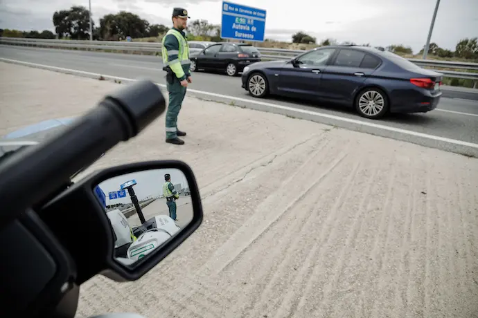 Un agente de la Guardia Civil en un dispositivo de vigilancia de tr&aacute;fico en la A-5, el d&iacute;a en que arranca la operaci&oacute;n salida de Semana Santa 2022, en la estaci&oacute;n Madrid - Puerta de Atocha, a 8 de abril de 2022, en Madrid (Espa&ntilde;a). Hoy empieza la operaci&oacute;n salida de Semana Santa 2022, un a&ntilde;o en el que vuelven a salir las procesiones, que fueron canceladas por la pandemia los dos a&ntilde;os anteriores. La salida de viajeros comienza a las 15.00 horas de hoy, viernes 8 de abril y finalizar&aacute; a las 23.59 horas del lunes 18. Seg&uacute;n la DGT, se prev&eacute;n 14 millones y medio de desplazamientos de largo recorrido, un 2,10% menos de los que se produjeron en la Semana Santa de 2019.
08 ABRIL 2022;SALIDA;VACACIONES;SEMANA SANTA;OPERACION SALIDA;PROCESIONES
Carlos Luj&aacute;n / Europa Press
08/4/2022