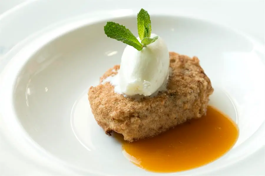 Torrija elaborada en Quinta da Auga, cerca de Santiago de Compostela, por el resturante Filigrana. Desde su primera aparici&oacute;n documentada por el gastr&oacute;nomo romano Marco Gavio Apicio, en cuya receta no aparec&iacute;a el huevo, la torrija ha sido elaboraci&oacute;n contra el desperdicio alimentario -aprovechamiento del pan duro- y ha escalado posiciones gourmets que se fusionan con otras culturas e incluso incursionan en el mundo salado.EFE/Resturante Filigrana/SOLO USO EDITORIAL/SOLO DISPONIBLE PARA ILUSTRAR LA NOTICIA QUE ACOMPA&Ntilde;A (CR&Eacute;DITO OBLIGATORIO)