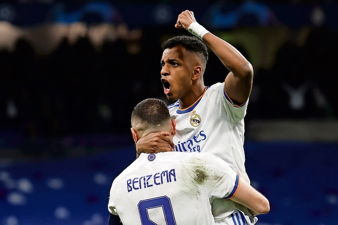 MADRID, 12/04/2022.- El delantero del Real Madrid Rodrygo Silva (d) celebra con Karim Benzem&aacute; tras marcar ante el Chelsea, durante el partido de vuelta de cuartos de final de Liga de Campeones que disputan hoy martes en el estadio Santiago Bernab&eacute;u, en Madrid. EFE/Sergio P&eacute;rez
