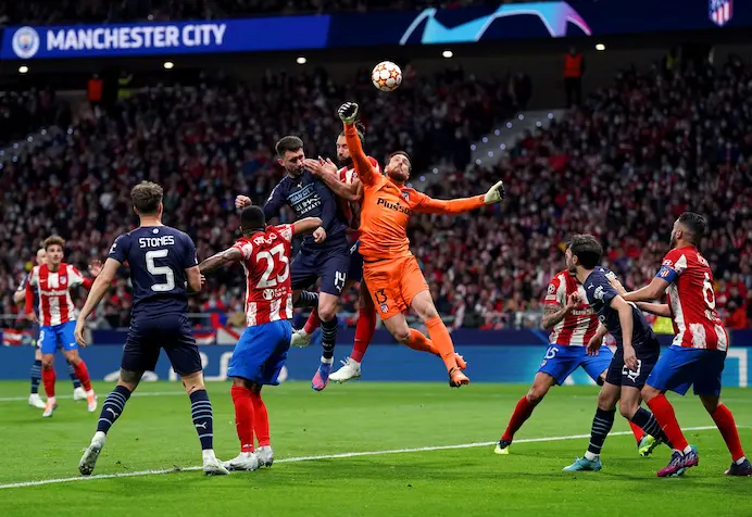 13 April 2022, Spain, Madrid: Manchester City's Aymeric Laporte (C) and Atletico Madrid goalkeeper Jan Oblak battle for the ball during the UEFA Champions League Quarter-final second leg soccer match between Atletico Madrid and Manchester City FC at Wanda Metropolitano stadium. Photo: Nick Potts/PA Wire/dpa
13/4/2022 ONLY FOR USE IN SPAIN