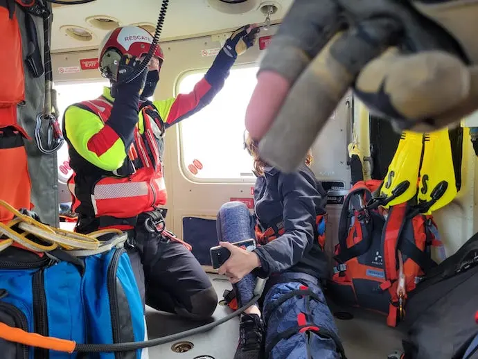 La mujer es trasladada en helic&oacute;ptero desde el monte Buciero.