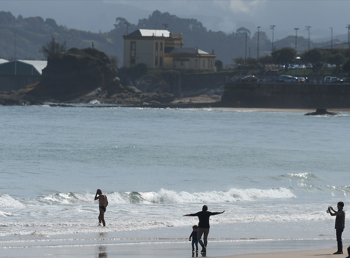 Varias personas en la playa del Sardinero. / ALERTA