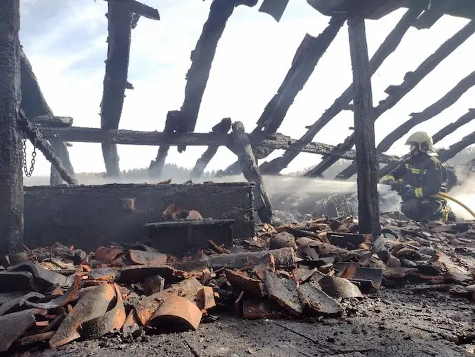 Un incendio ha causado da&ntilde;os en la totalidad de una vivienda de Colio (Cillorigo de Li&eacute;bana) de tres alturas, que ten&iacute;a un doble uso, residencial y ganadero.