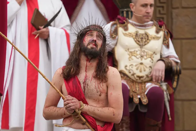 Representaci&oacute;n de la Pasi&oacute;n de Cristo Viviente mientras lo llevan a la cruz para ser crucificado, a 15 de abril de 2022, en Castro-Urdiales, Cantabria (Espa&ntilde;a). Cada a&ntilde;o, acuden m&aacute;s de 20.000 personas a presenciar la representaci&oacute;n de la pasi&oacute;n de Cristo, desde la &uacute;ltima cena hasta la crucifixi&oacute;n de Cristo. El origen de la Pasi&oacute;n Viviente de Castro Urdiales es del a&ntilde;o 1984 cuando un grupo de j&oacute;venes que realizaban un campamento de verano, deciden, junto al Padre &ldquo;Sandalio&rdquo;, crear la representaci&oacute;n de la Pasi&oacute;n de Cristo, que se represent&oacute; por primera vez en el a&ntilde;o 1985.
15 ABRIL 2022;PASION VIVIENTE;CASTROURDIALES
H.Bilbao / Europa Press
15/4/2022