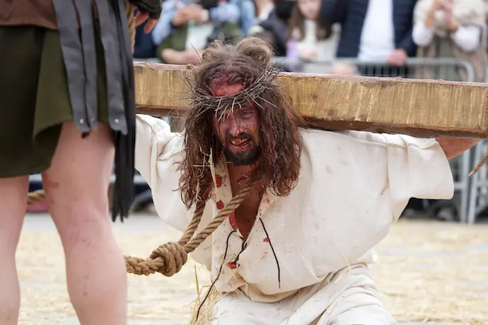 Representaci&oacute;n de la Pasi&oacute;n de Cristo Viviente mientras lo llevan a la cruz para ser crucificado, a 15 de abril de 2022, en Castro-Urdiales, Cantabria (Espa&ntilde;a). Cada a&ntilde;o, acuden m&aacute;s de 20.000 personas a presenciar la representaci&oacute;n de la pasi&oacute;n de Cristo, desde la &uacute;ltima cena hasta la crucifixi&oacute;n de Cristo. El origen de la Pasi&oacute;n Viviente de Castro Urdiales es del a&ntilde;o 1984 cuando un grupo de j&oacute;venes que realizaban un campamento de verano, deciden, junto al Padre &ldquo;Sandalio&rdquo;, crear la representaci&oacute;n de la Pasi&oacute;n de Cristo, que se represent&oacute; por primera vez en el a&ntilde;o 1985.
15 ABRIL 2022;PASION VIVIENTE;CASTROURDIALES
H.Bilbao / Europa Press
15/4/2022