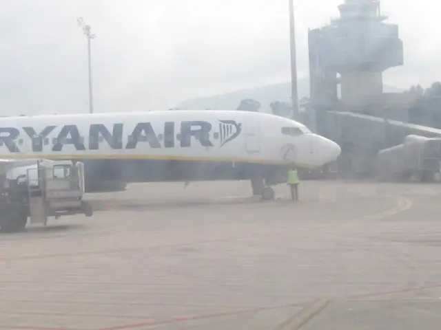 Niebla en el aeropuerto Seve Ballesteros de Santander. / EP