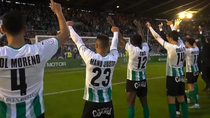 Los jugadores del Racing incluso tuvieron que salir de nuevo de vestuarios reclamados por &lsquo;La Gradona&rsquo; para alargar la celebraci&oacute;n.