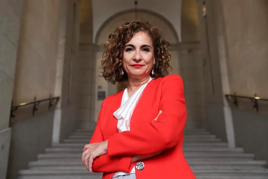 La ministra de Hacienda y Funci&oacute;n P&uacute;blica, Mar&iacute;a Jes&uacute;s Montero, posa en una entrevista con EFE, en la que explic&oacute; que su Ministerio prepara un plan de choque de ahorro energ&eacute;tico en el &aacute;mbito de la administraci&oacute;n p&uacute;blica que pasa por volver a fomentar el teletrabajo para los puestos que lo permitan y siempre que no repercuta en el funcionamiento de los servicios p&uacute;blicos. EFE/ Kiko Huesca