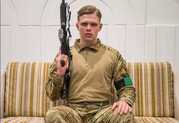 - Fotograf&iacute;a del 15 de abril del 202 donde se observa a Bohdan, de 23 a&ntilde;os, posar para un retrato, en un campo de entrenamiento ubicado en las inmediaciones de Kiev (Ucrania). No teng&aacute;is prisa, porque si ten&eacute;is prisa vais a cometer errores. Y si comet&eacute;is errores, vais a morir, dice el instructor a un grupo de cincuenta j&oacute;venes que antes de la guerra ten&iacute;an una vida completamente normal. Ahora, portan uniforme militar, van armados y est&aacute;n aprendiendo a c&oacute;mo combatir en el interior de un edificio porque, en pocos d&iacute;as, se ir&aacute;n a reforzar uno de los frentes de Ucrania. EFE/ Miguel Guti&eacute;rrez