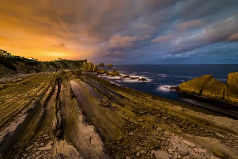Dram&aacute;tica vista de la Playa de la Arnia, Cantabria, Espa&ntilde;a.