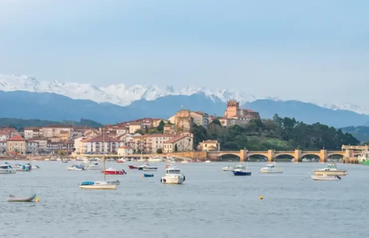 Vista de la localidad de San Vicente de La Barquera y al fondo los Picos de Europa. / ALERTA