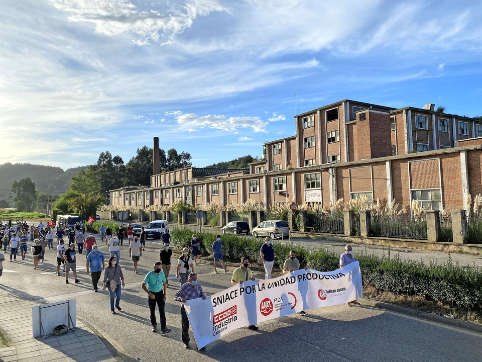 Los trabajadores de Sniace en una de las &uacute;ltimas manifestaciones celebradas en el complejo. / alerta archivo