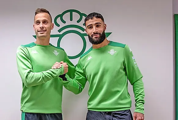 Sergio Canales y Nabil Fekir. / EFE