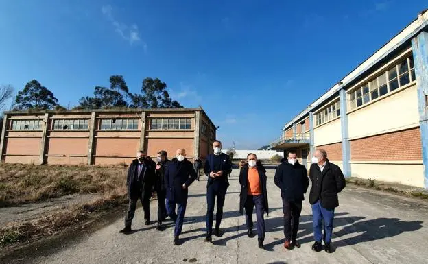 El consejero de Industria anunci&oacute; este jueves la operaci&oacute;n en una visita al recinto. / ALERTA
