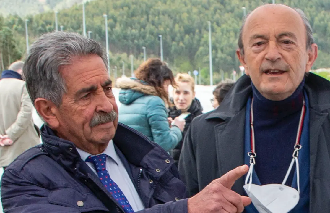 El presidente de Cantabria, Miguel &Aacute;ngel Revilla y el consejero de Industria, L&oacute;pez Marcano. / ALERTA