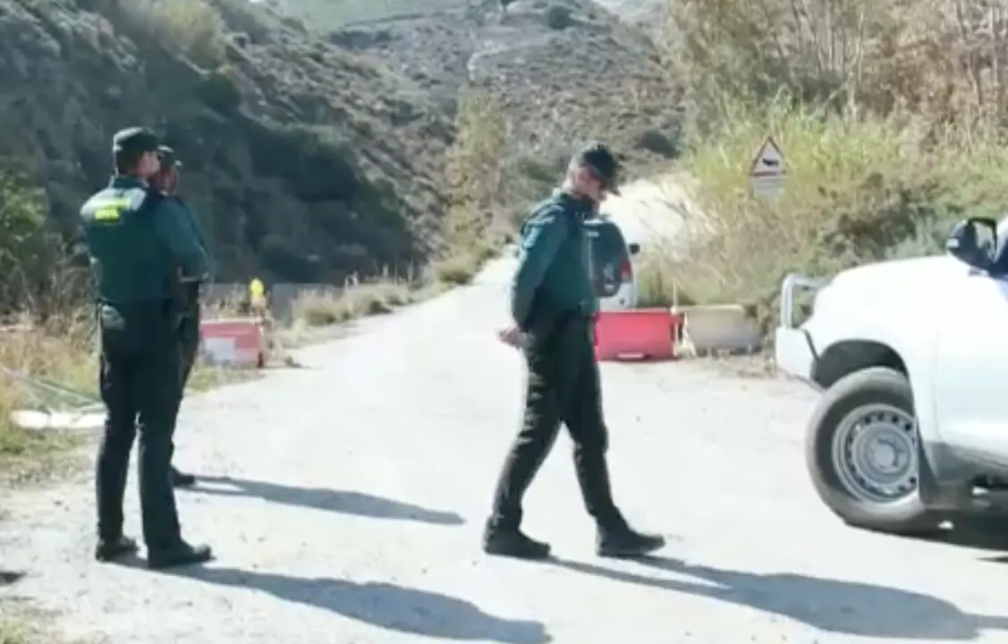 Los cad&aacute;veres de un hombre de 61 a&ntilde;os y de su pareja, una mujer de 47, han sido hallados este jueves con signos de violencia en un anejo de Sorvil&aacute;n (Granada), seg&uacute;n ha informado a EFE la Guardia Civil, que ha abierto una investigaci&oacute;n para esclarecer los hechos, aunque descarta en principio la violencia machista.