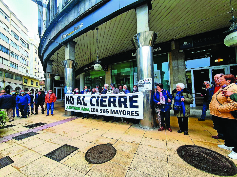 Vecinos de la Inmobiliaria durante la protesta de hoy frente a la sede central de LIberbank.