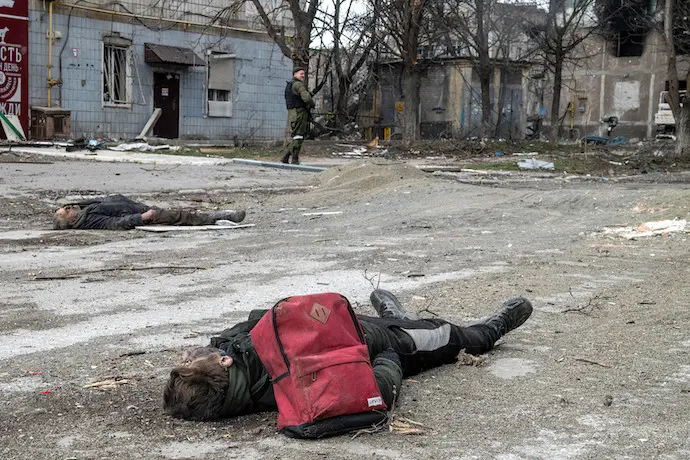 Los cuerpos de un civil yacen en una intersecci&oacute;n en el centro de Mariupol mientras un combatiente de la Rep&uacute;blica Popular de Donetsk hace guardia. Foto: Maximilian Clarke/SOPA Images v&iacute;a ZUMA Press Wire/dpa - ACHTUNG: Contenido gr&aacute;fico
Fecha: 03/04/2022.