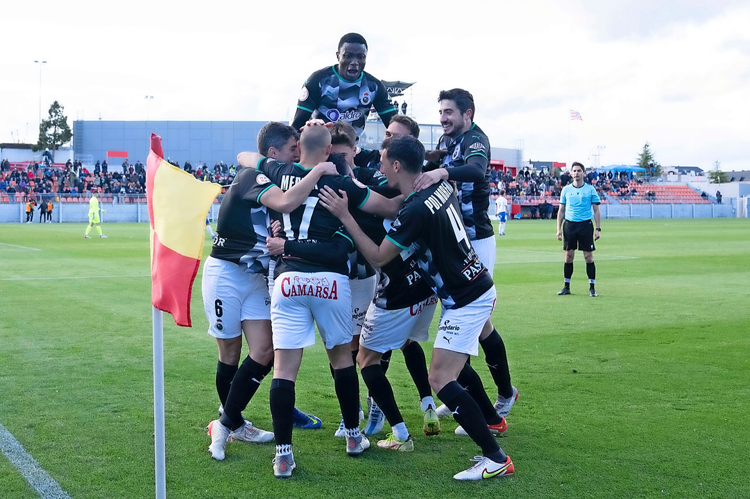 Los jugadores del Racing celebran uno de los goles en la esquina del campo. / RRC