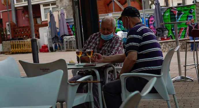 Varias personas en una terraza de la localidad de Astillero. / ALERTA