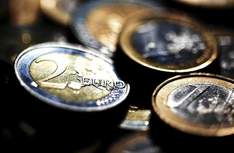 Detalle de varias monedas de euro, en una fotograf&iacute;a de archivo. EFE/Oliver Berg