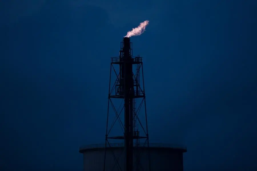 Una llamarada de gas en la refiner&iacute;a de petr&oacute;leo de TotalEnergies Leuna, cerca de Spergau, Alemania del Este, el 25 de abril de 2022. Debido a la invasi&oacute;n rusa de Ucrania, la Uni&oacute;n Europea prepara un plan para embargar el petr&oacute;leo ruso. (Alemania, Rusia, Ucrania) EFE/EPA/FILIP SINGER