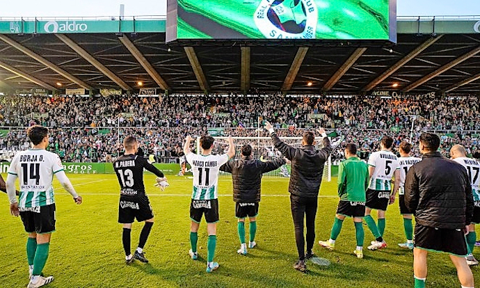 Los jugadores del Racing, celebrando con su afici&oacute;n. / real racing club