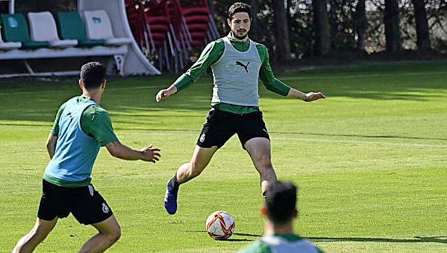Pablo Bobadilla, durante el entrenamiento de ayer sobre el Santi Guti&eacute;rrez Calle. / RRC