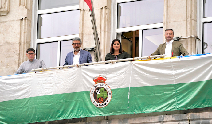 La bandera cubre el balc&oacute;n del Ayuntamiento de Santander.