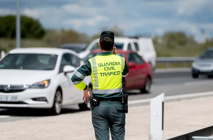 Un agente de la Guardia Civil en un control de tr&aacute;fico de la Guardia Civil. / Alberto Ortega / EP