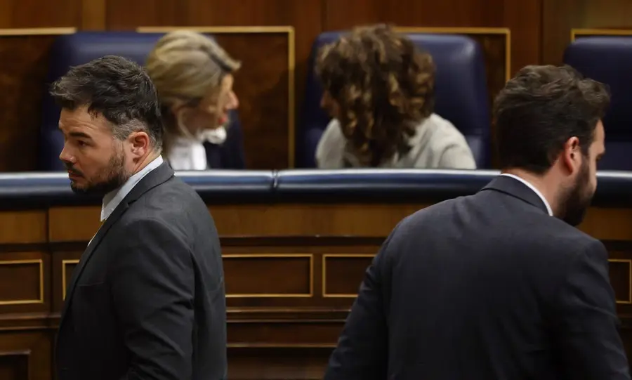 Cargar m&aacute;is
La vicepresidenta segunda y ministra de Trabajo, Yolanda D&iacute;az (i), y la ministra de Hacienda y Funci&oacute;n P&uacute;blica, Mar&iacute;a Jes&uacute;s Montero, conversan en una sesi&oacute;n plenaria, en el Congreso