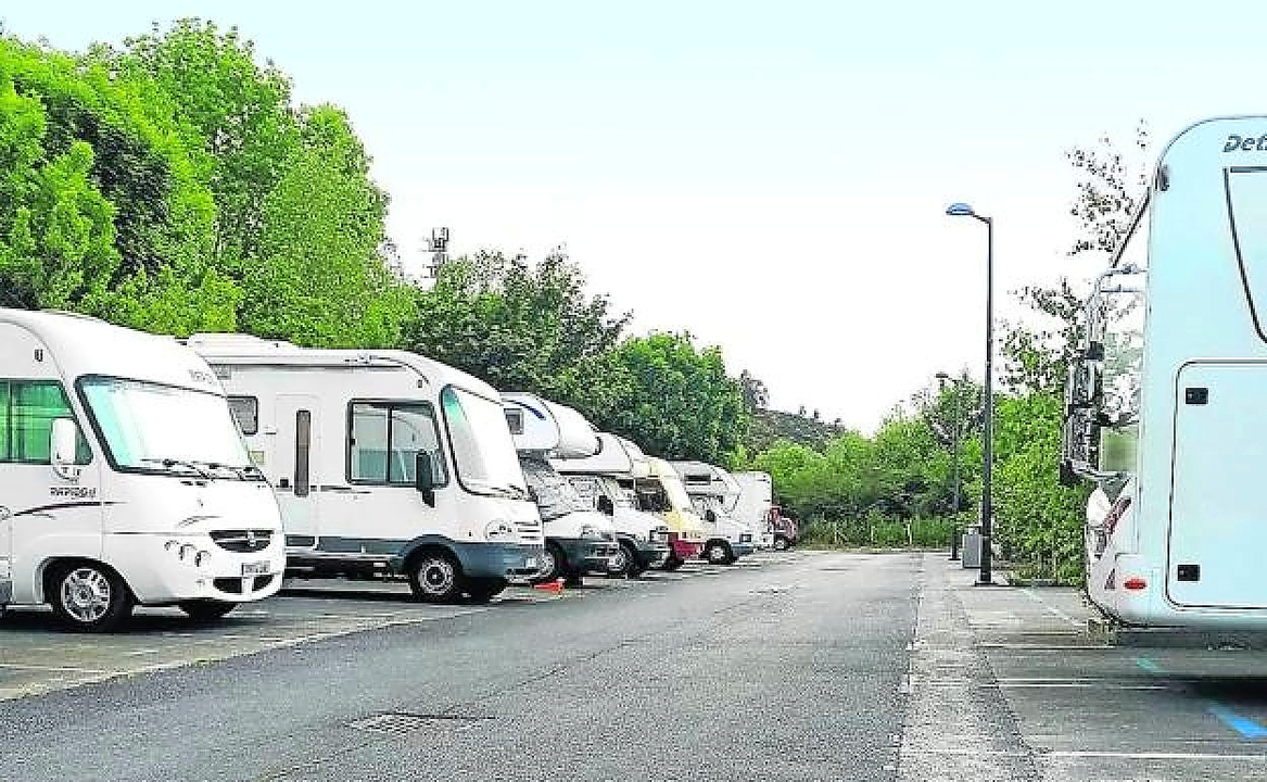 Imagen de un aparcamiento para autocaravanas.