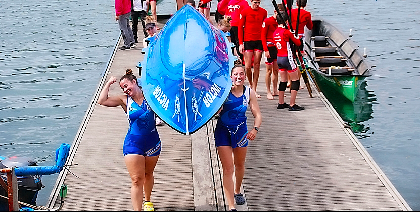 Edurne Portilla y Anjana N&uacute;&ntilde;ez, con las hermanas Redondo atr&aacute;s, llevando el batel a hombros tras su gran regata.