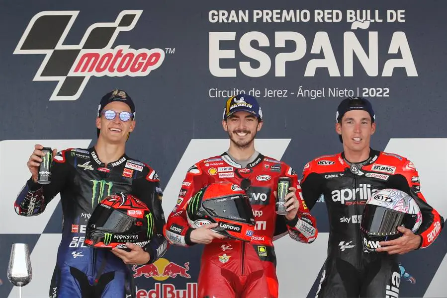 El piloto italiano Francesco Bagnaia (Ducati Lenovo Team) (C) en el podio tras conseguir la victoria en el Gran Premio de Espa&ntilde;a de Motociclismo celebrado este domingo en el circuito "&Aacute;ngel Nieto" de Jerez de la Frontera (C&aacute;diz). El franc&eacute;s Fabio Quartararo (Yamaha YZR M 1) (i) ocup&oacute; la segunda posici&oacute;n, seguido del espa&ntilde;ol Aleix Espargar&oacute; (Aprilia RS-GP) (d) EFE/Jose Manuel Vidal